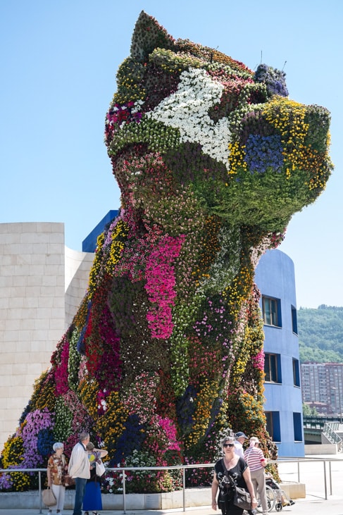 'Puppy' by artist Jeff Koons, in the front plaza of the Guggenheim Museum Bilbao in Bilbao, Spain