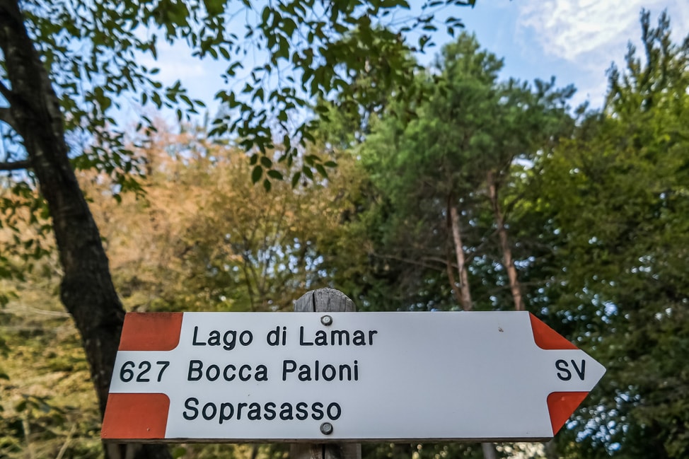 hiking in italy sign
