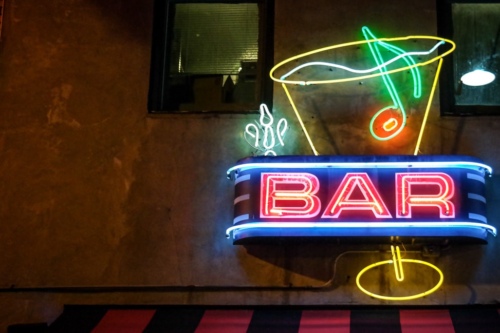 memphis tourism beale street sign