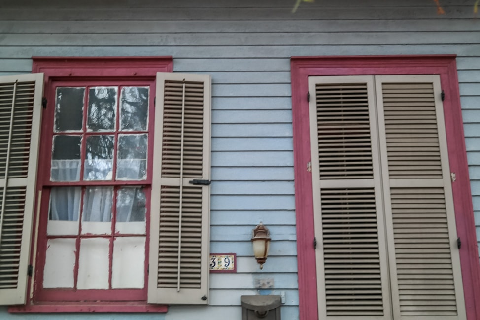 visit new orleans: blue house