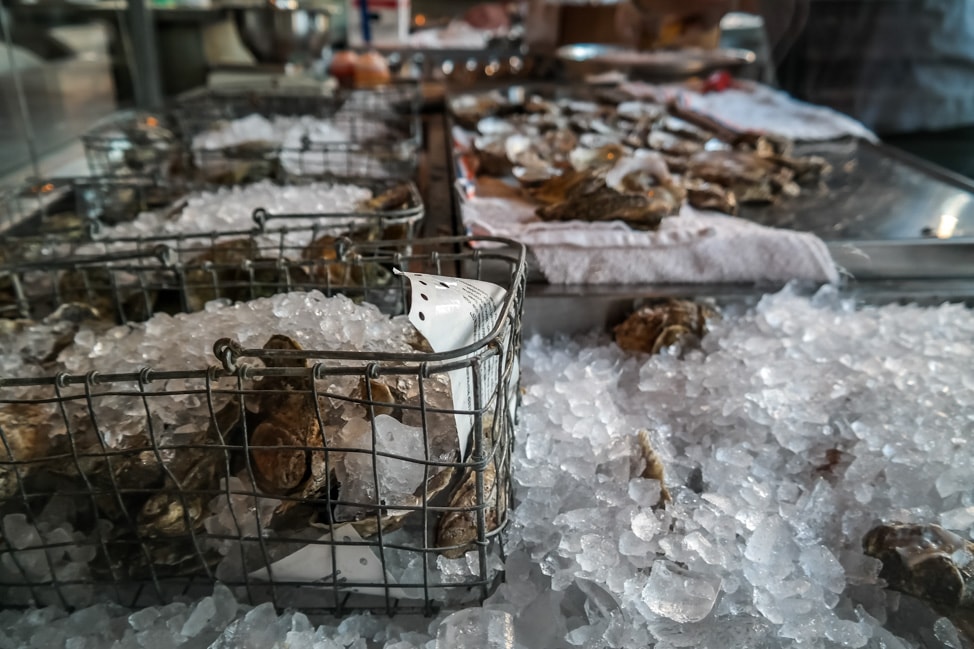 The best Charleston happy hour deals for oysters